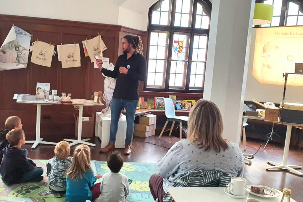 Stiftung für junge Impulse, geförderte Projekte, Lomäus Barthaar on tour durch Kindergärten und Schulen in Bayern